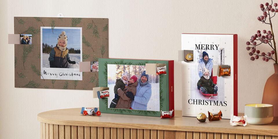 Twee feestelijke kerstfoto’s met chocolade en decoratie op een tafel.