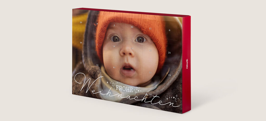 Een feestelijk ontworpen adventskalender in warme kleuren.
