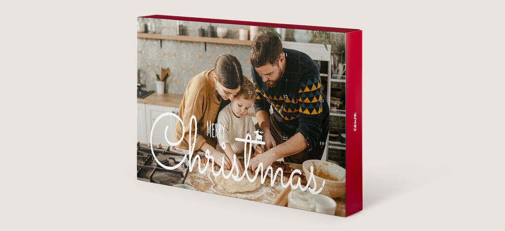 Een koppel bereidt samen kerstkoekjes in een gezellige keuken.