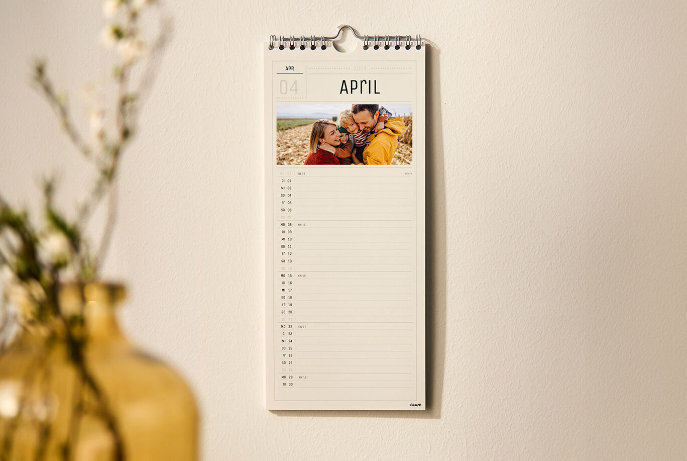 Kalender met een foto van een vrolijk stel in april.