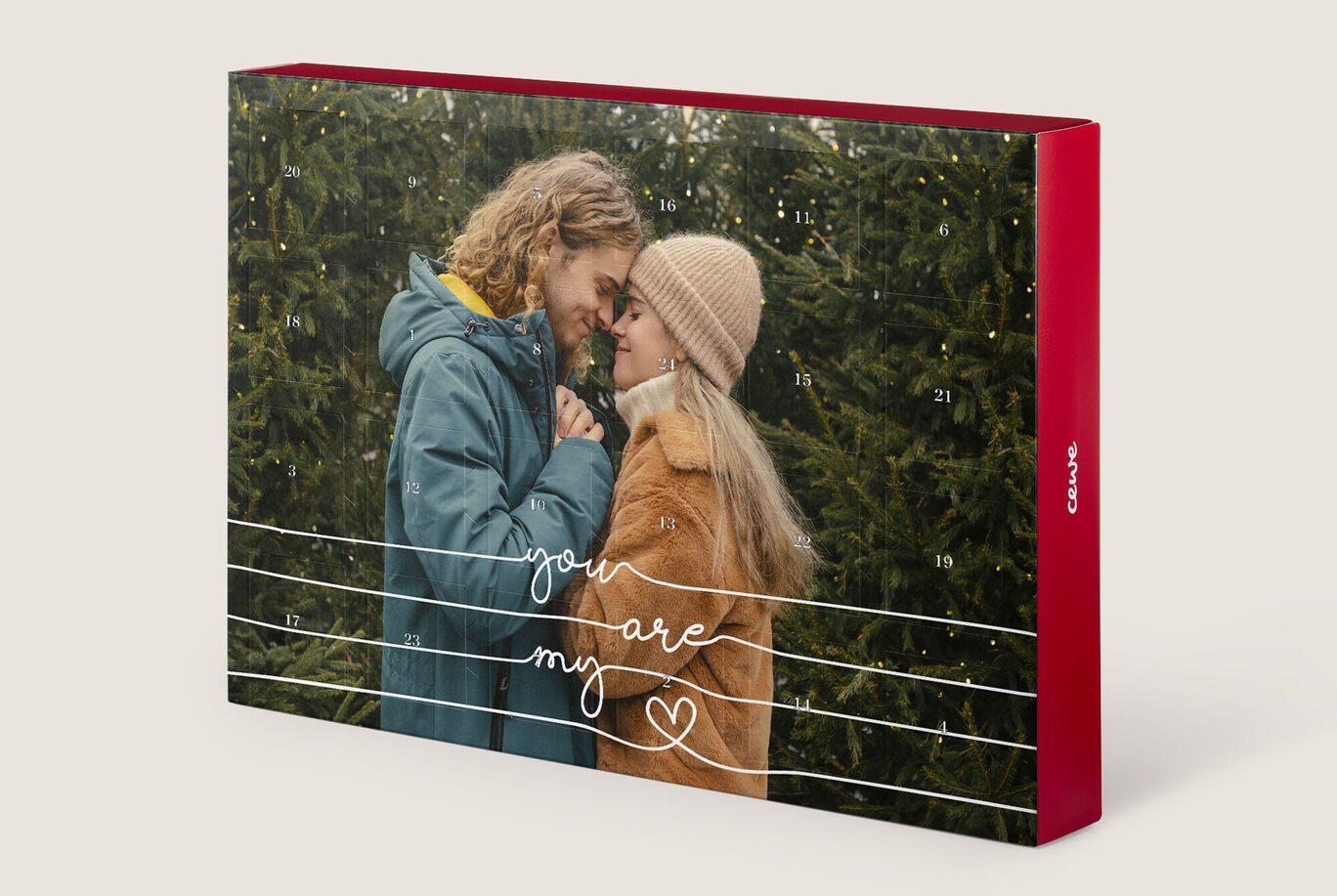 Twee mensen omarmen elkaar liefdevol voor een groene achtergrond