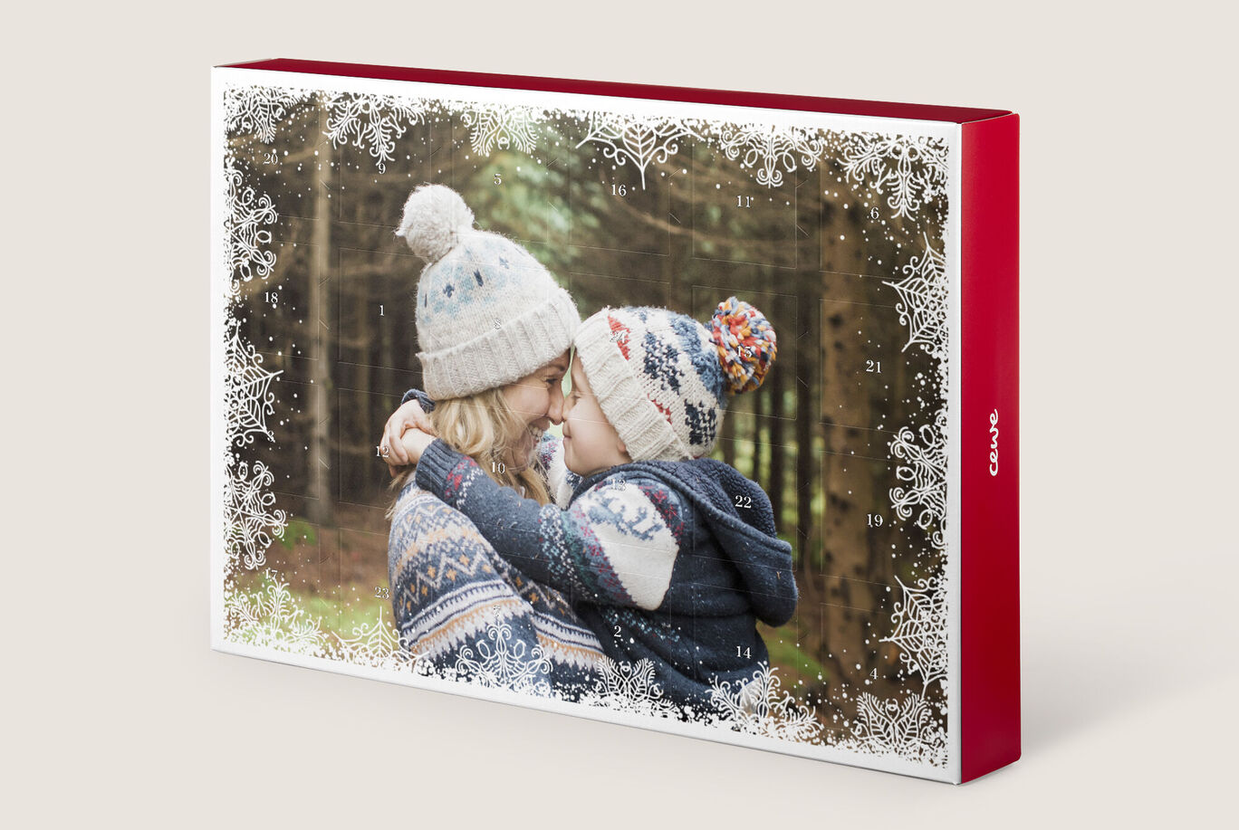 Een paar omhelst elkaar in winterkleding voor een prachtig, besneeuwd bosdecor met een feestelijke omlijsting. Perfect voor de winter.