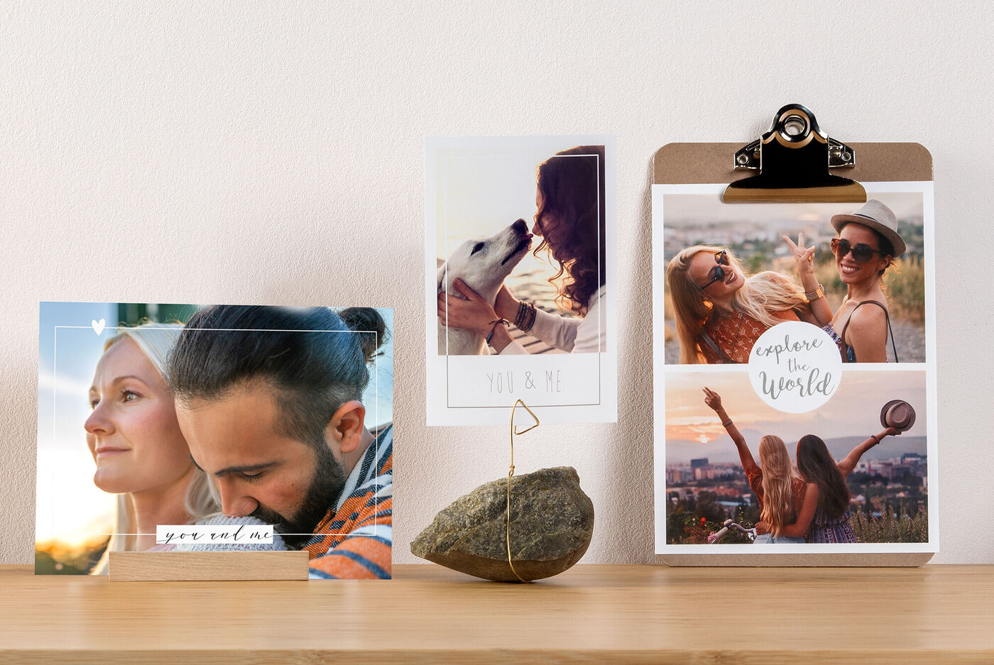 Fotoprints rechtopstaand in standaard en op clipboard met decoratie