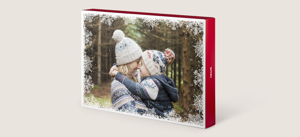 Twee personen die elkaar omhelzen in winterkleding, omringd door een besneeuwd boslandschap, met een lieve glimlach op een zachte achtergrond.
