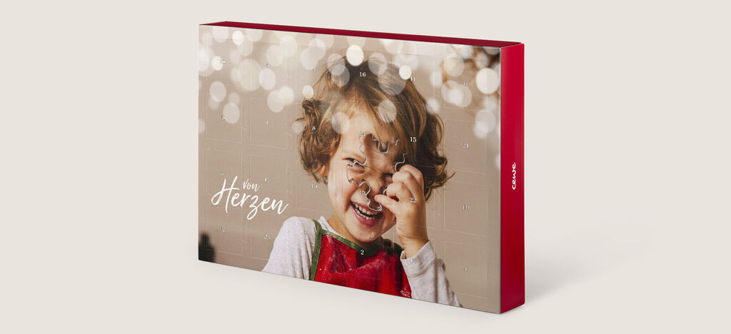 Prachtig vormgegeven CEWE fotoboek met feestelijke kaft en zachte lichtjes.